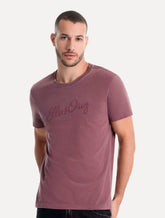 Camiseta Ellus Masculina Cotton Washed Origin. Script Bordô