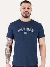 Camiseta Tommy Hilfiger Masculina Outline Arc Script Azul Marinho