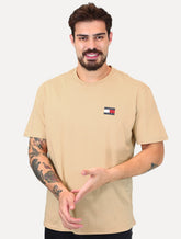 Camiseta Tommy Jeans Masculina Regular Flag Badge Tee Cáqui Médio
