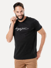 Camiseta King & Joe Masculina Slim Signature Logomania Preta