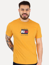 Camiseta Tommy Hilfiger Masculina Linear Flag Graphic Amarelo