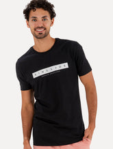 Camiseta King & Joe Masculina Slim Sash Logo Adventure Preta