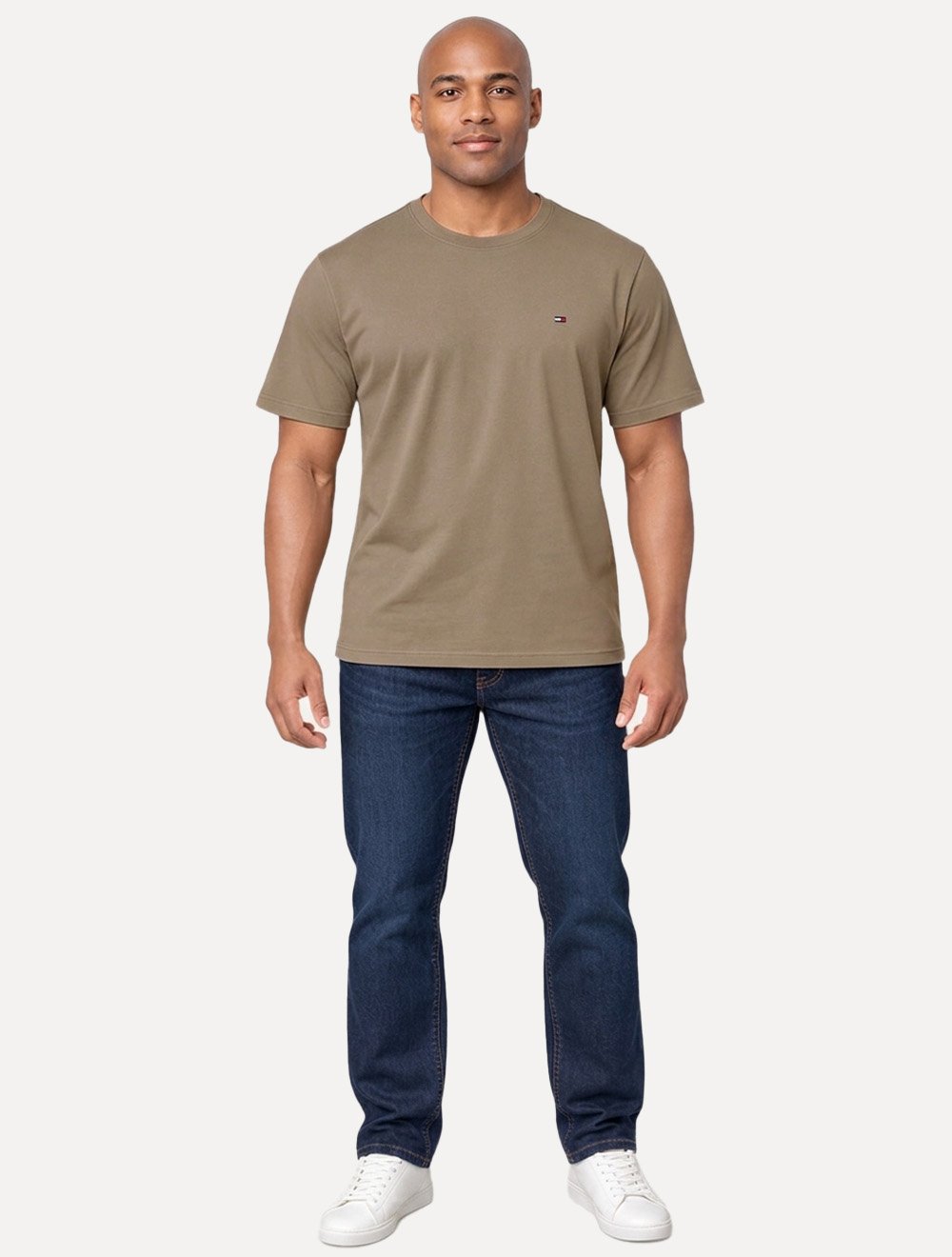 Camiseta Tommy Jeans Masculina Regular C-Neck Flag Marrom Médio