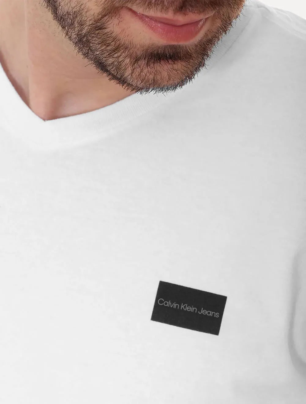 Camiseta Calvin Klein Jeans Masculina Gola V Dark Square Branca