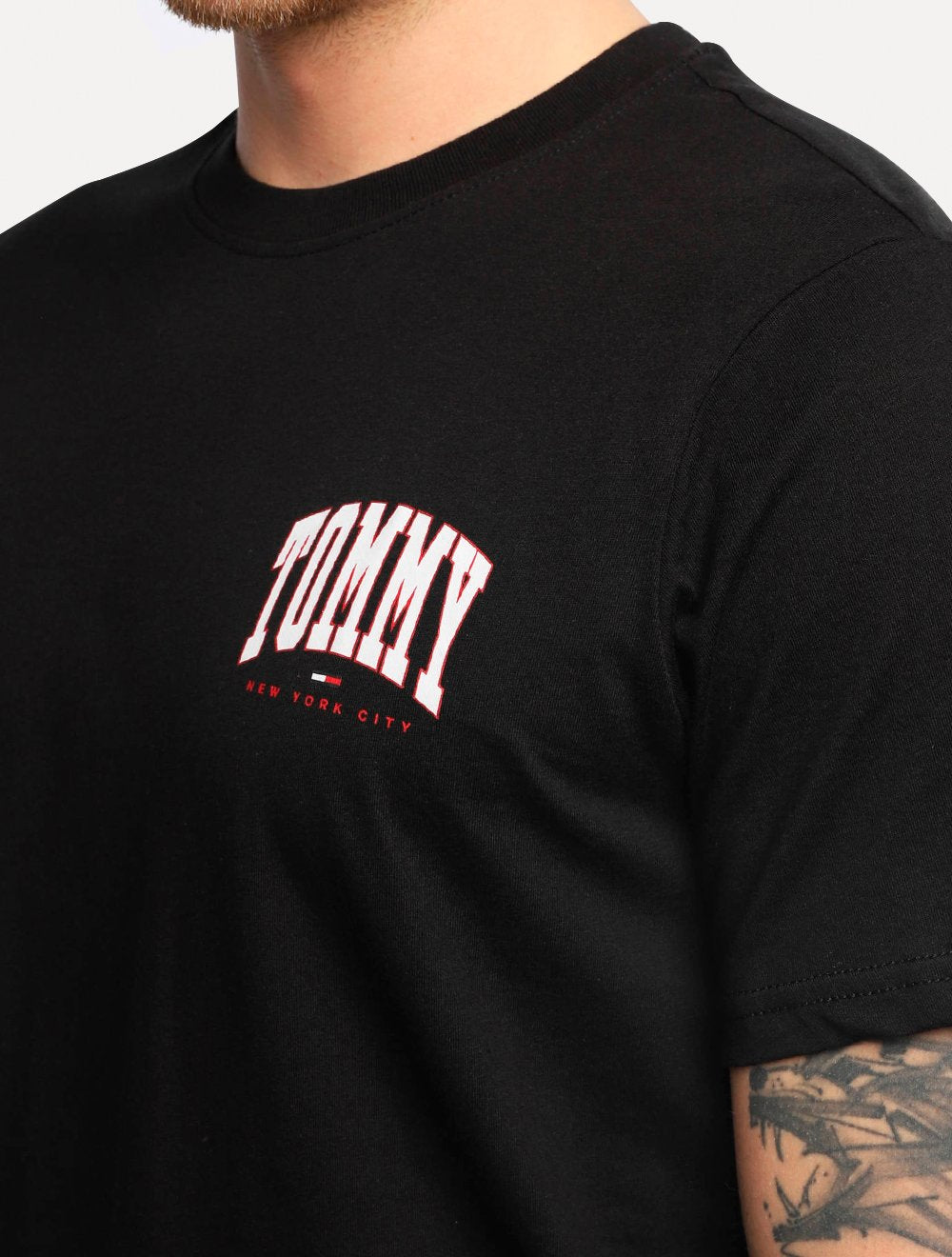 Camiseta Tommy Jeans Masculina Chest College Graphic Preta