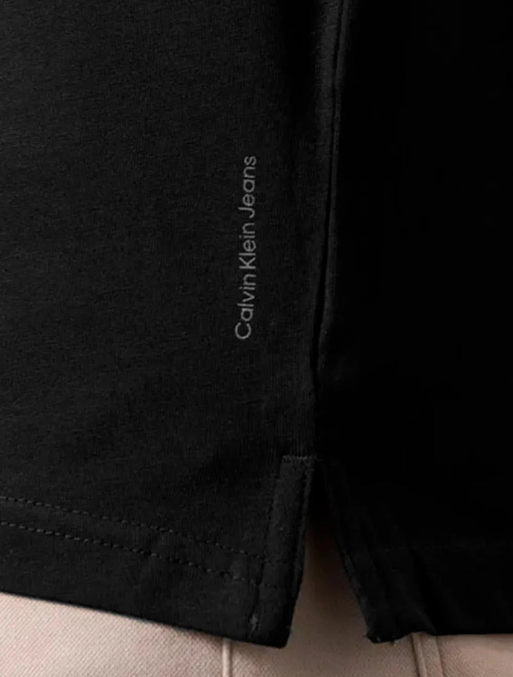 Camiseta Calvin Klein Jeans Masculina Gola V Essentials Logo Lateral Preta