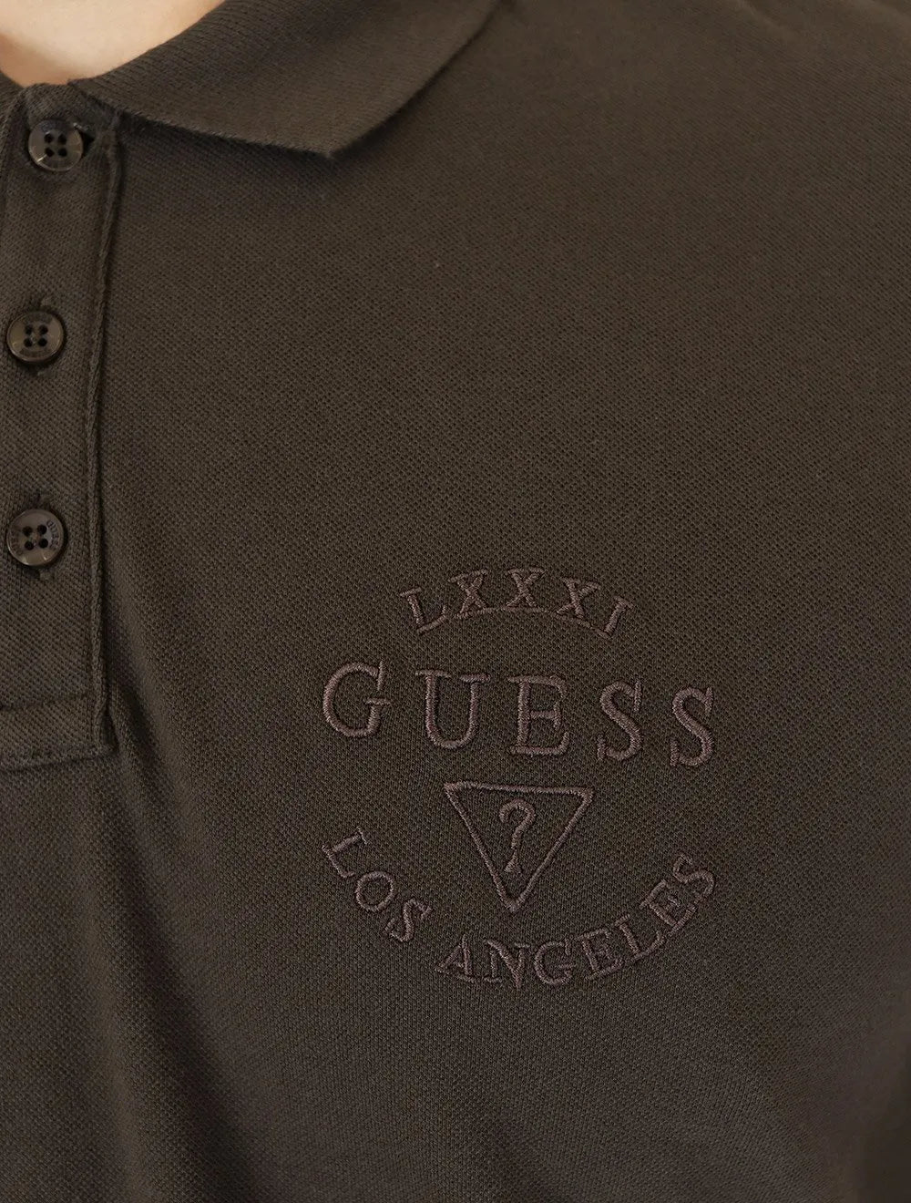 Polo Guess Masculina Piquet 1981 Bordado Marrom Escuro