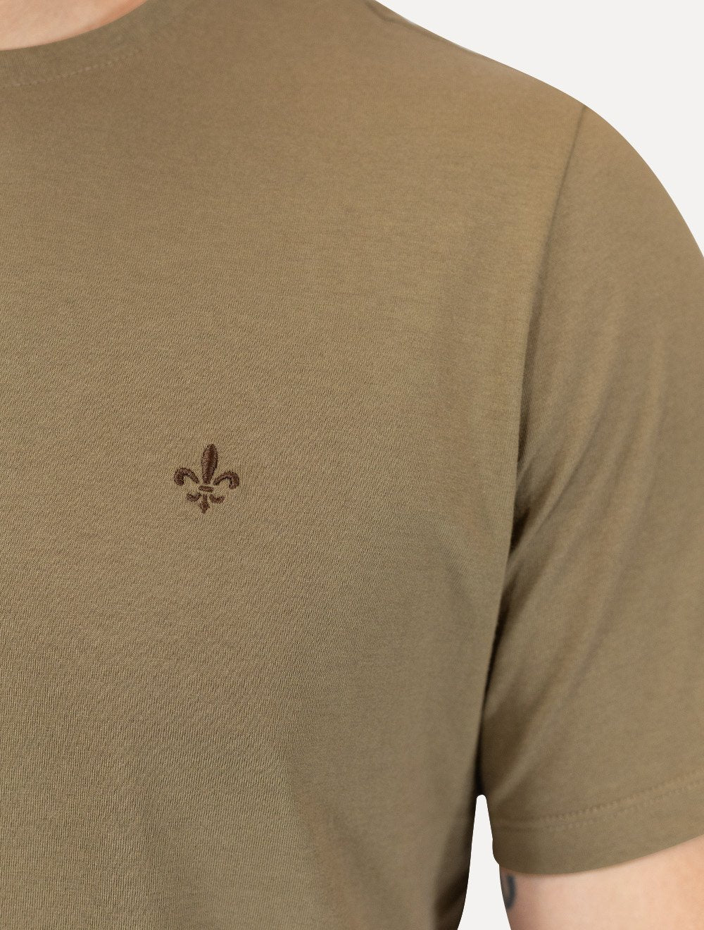 Camiseta Dudalina Masculina Essentials Modal Logo Marrom Claro