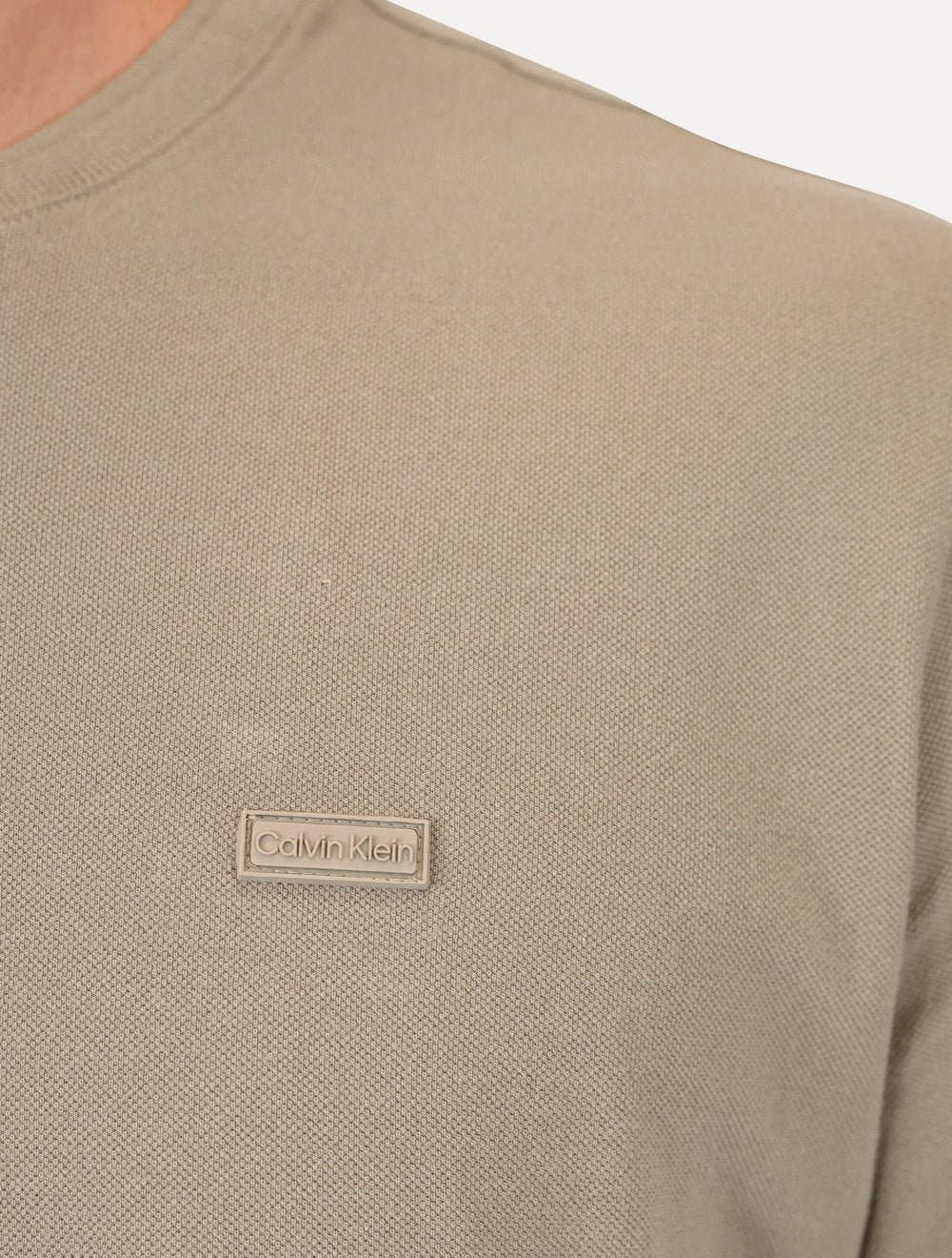 Camiseta Calvin Klein Masculina Piquet Rubber Patch Mono Logo Cáqui Médio