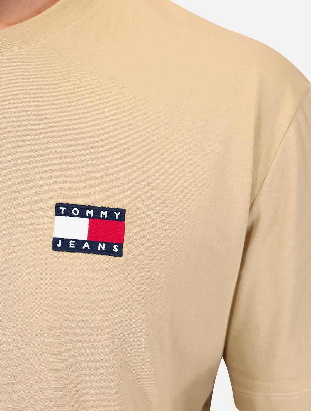 Camiseta Tommy Jeans Masculina Regular Flag Badge Tee Cáqui Médio