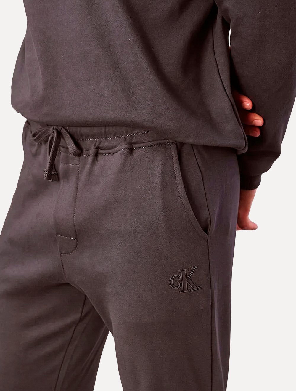 Calça Calvin Klein Masculina Moletom Reta Suedine CK Logo Chumbo