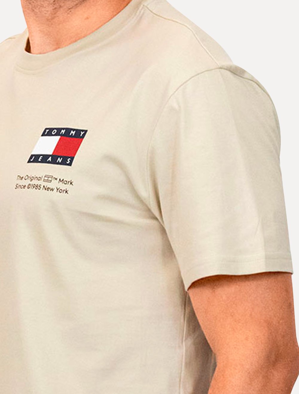Camiseta Tommy Jeans Masculina Regular Essential Flag Text Areia