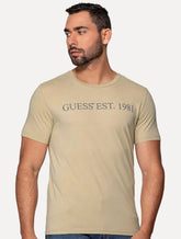 Camiseta Guess Masculina Est 1981 Relevo Cáqui Claro