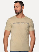 Camiseta Guess Masculina Est 1981 Relevo Cáqui Claro
