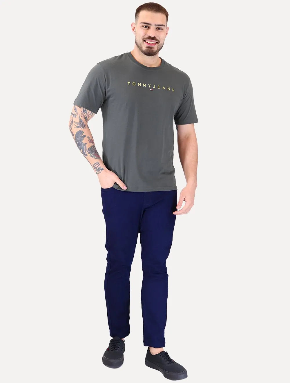 Camiseta Tommy Jeans Masculina Core Linear Gold Logo Chumbo
