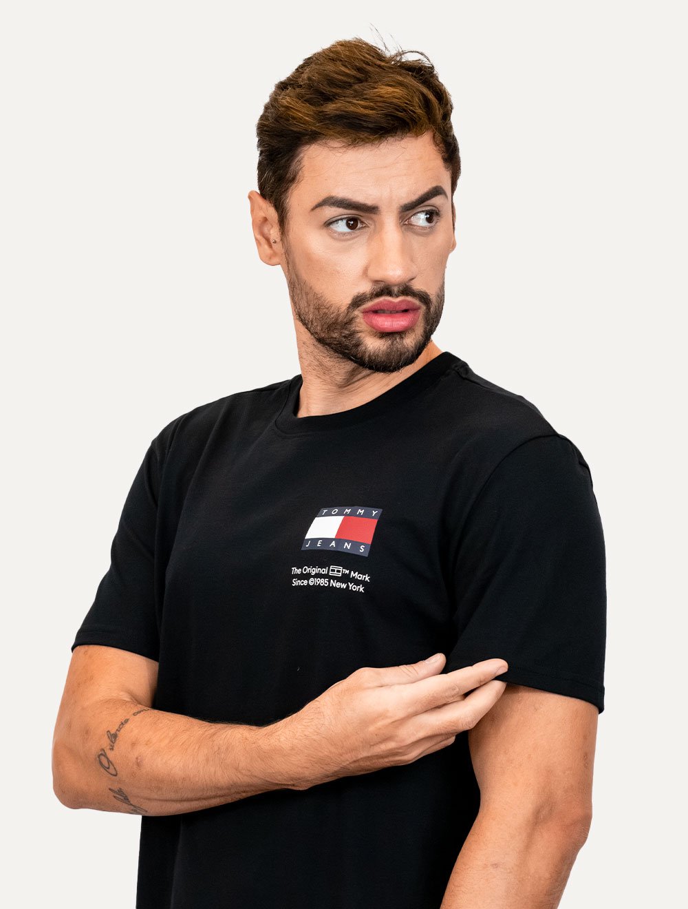 Camiseta Tommy Jeans Masculina Regular Essential Flag Text Preta