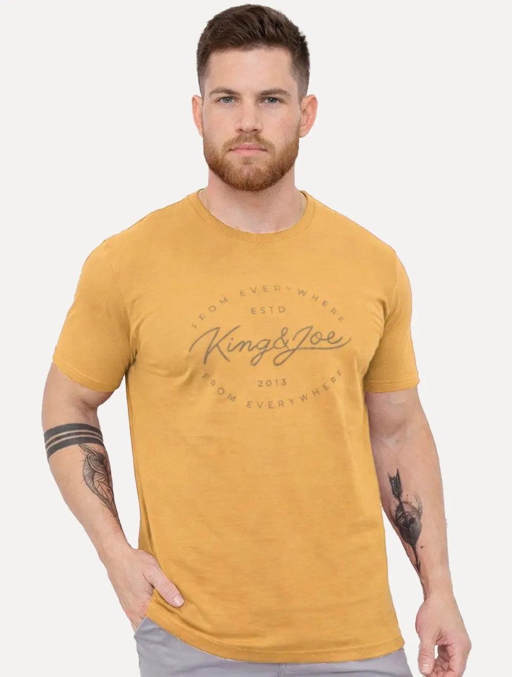 Camiseta King & Joe Masculina Signature Circle Estd 2013 Marrom Médio