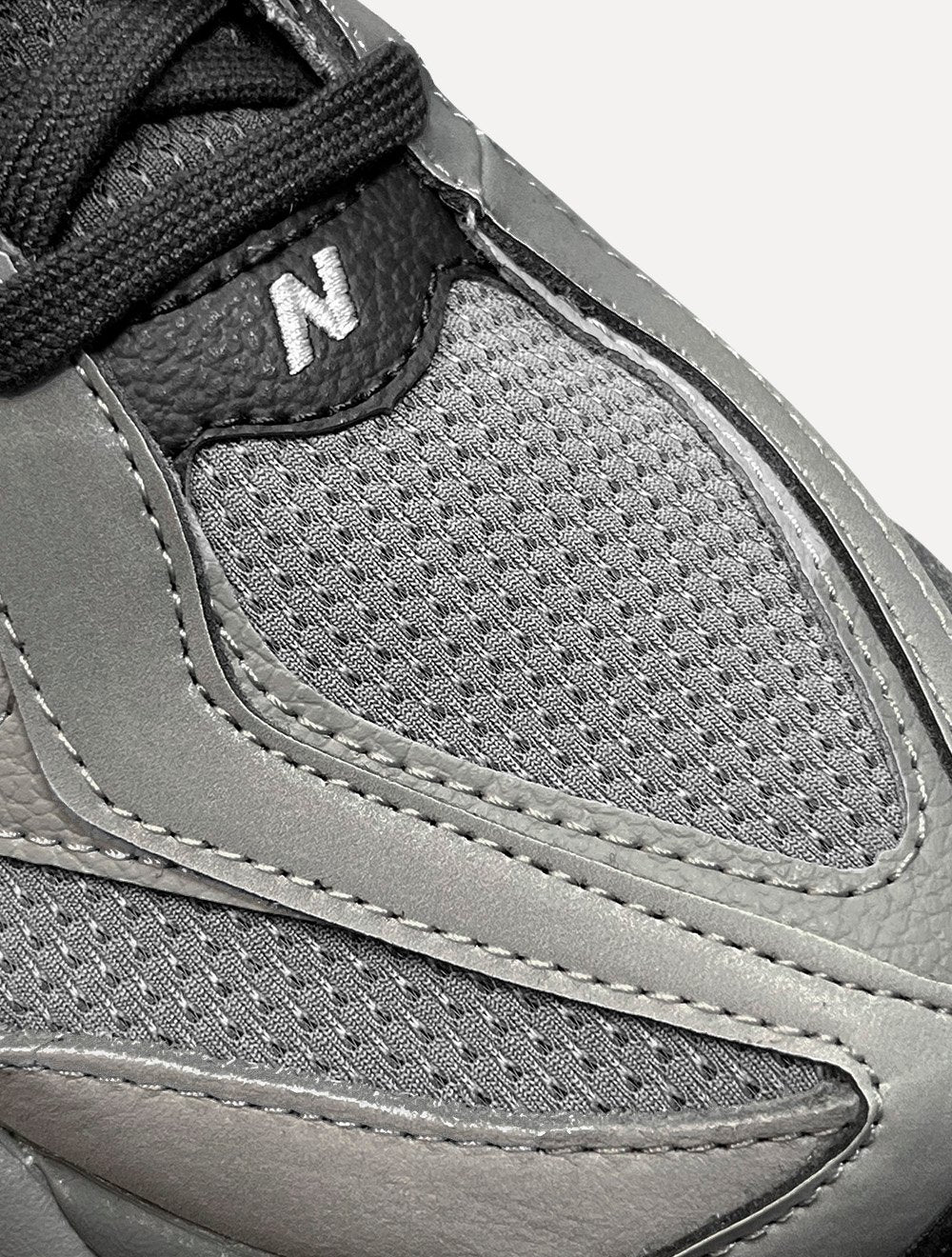 Tênis New Balance 9060 Cinza