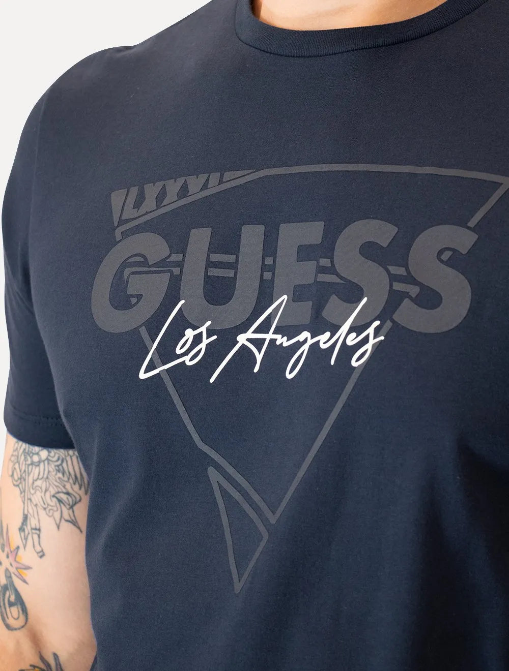Camiseta Guess Masculina Triângulo Los Angeles Relevo Peito Azul Marinho