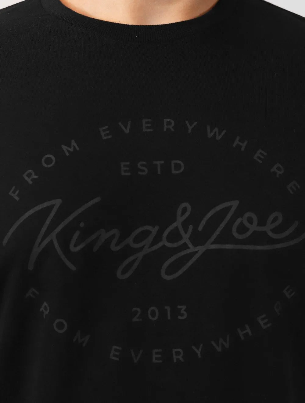 Camiseta King & Joe Masculina Signature Circle Estd 2013 Preta