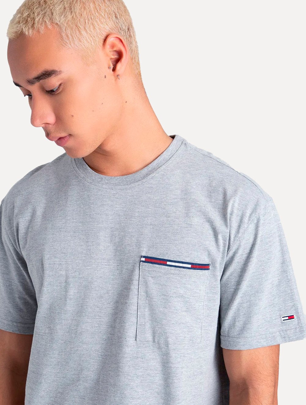 Camiseta Tommy Jeans Masculina Essential Flag Pocket Cinza Mescla