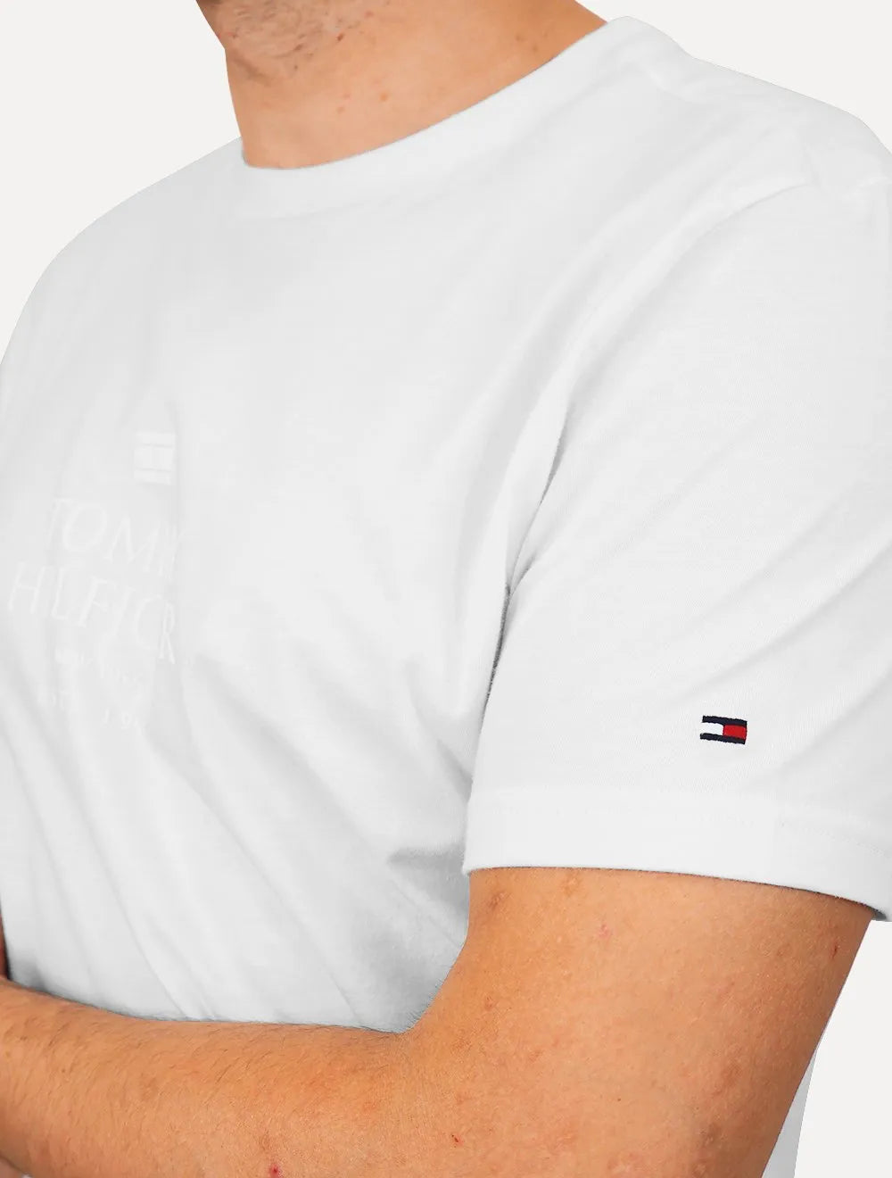 Camiseta Tommy Hilfiger Masculina Mid Embroidered Chest Branca