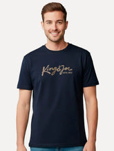 Camiseta King & Joe Premium Maculina Signature Logomania Estd 2013 Azul Marinho
