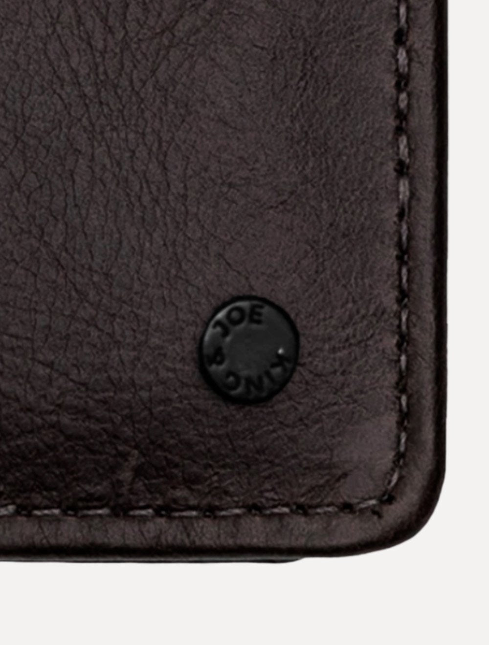 Carteira King & Joe Masculina Couro Vertical Rebite Logo Marrom Escuro