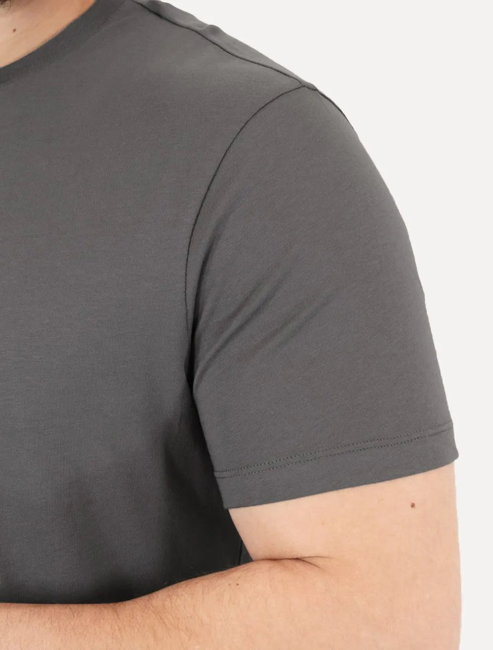 Camiseta Armani Exchange Masculina Regular AX Frontal Dark Logo Cinza Escuro