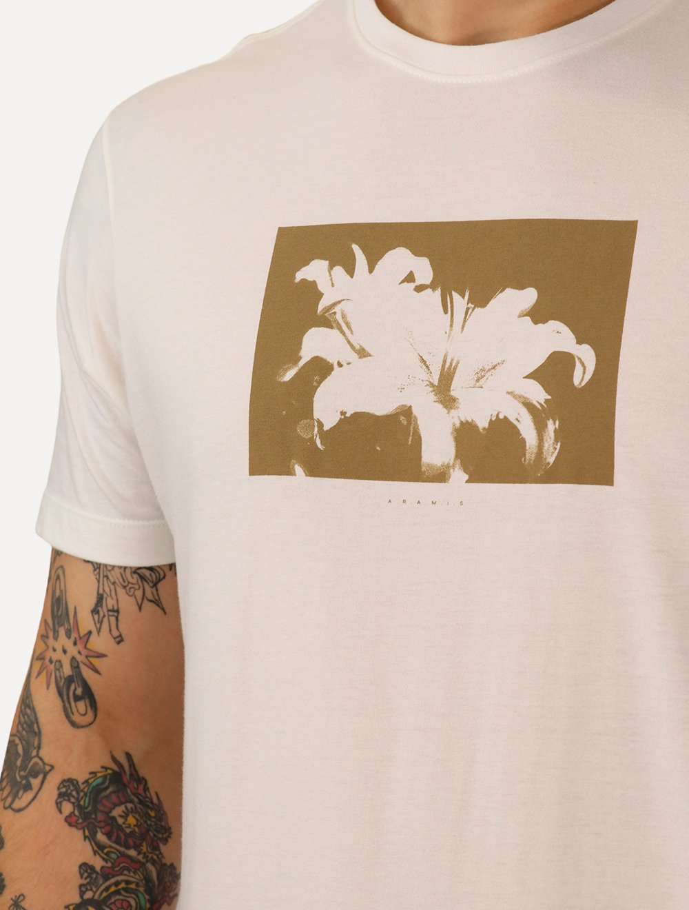 Camiseta Aramis Masculina Regular Lírio Fotografia Off-White