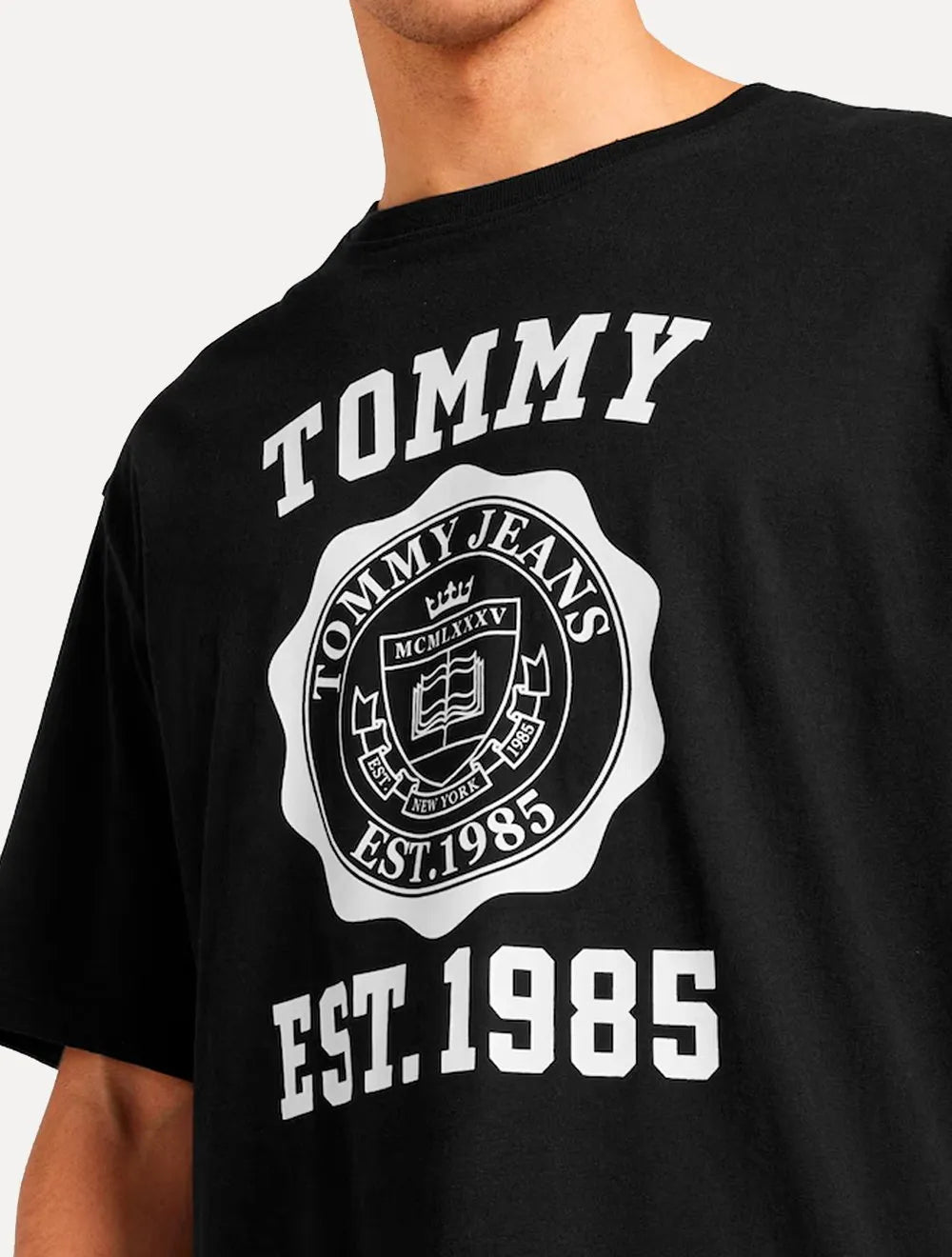 Camiseta Tommy Jeans Masculina Oversized Varsity Badge Preta
