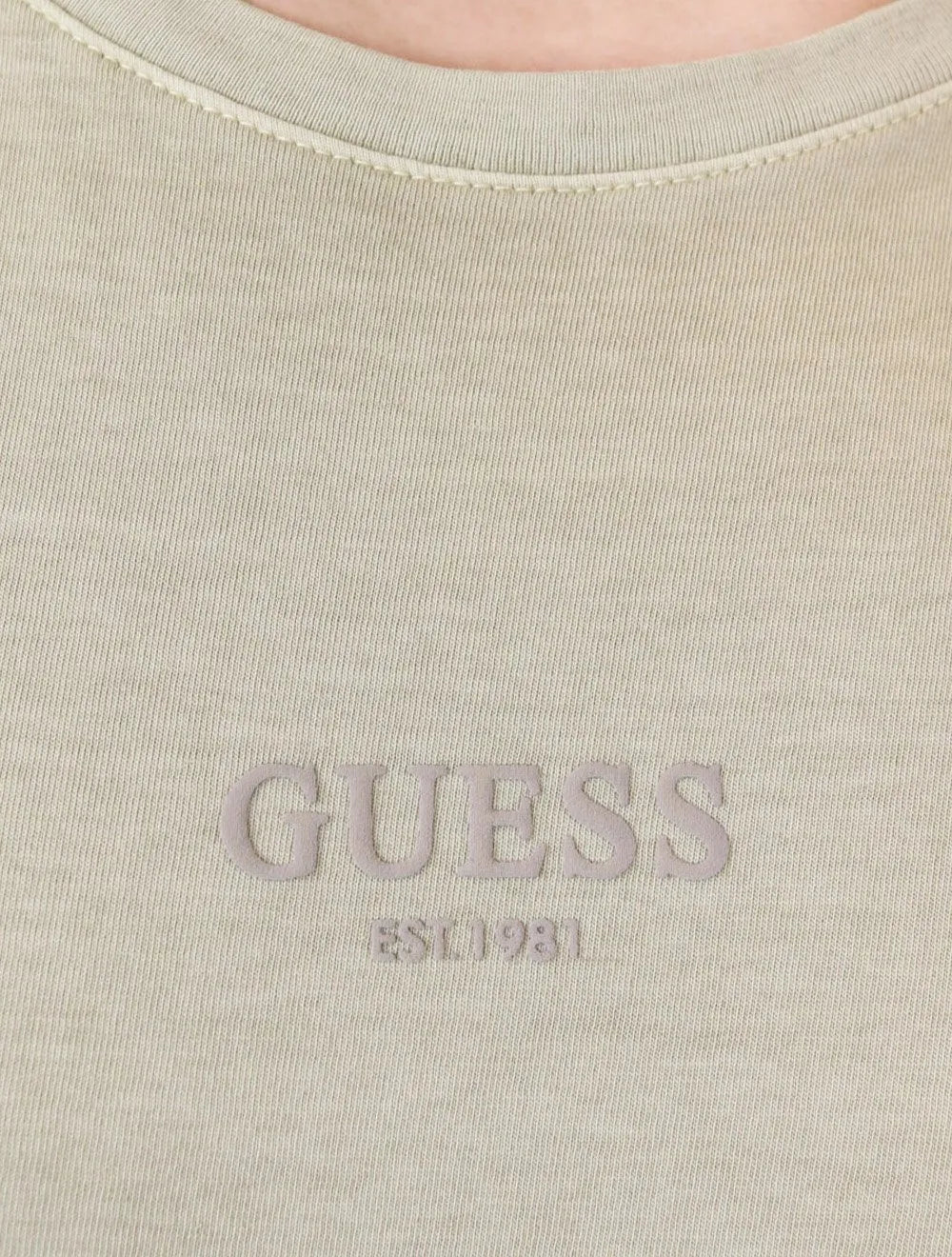 Camiseta Guess Masculina Rubber Est.1981 Stoned Cáqui Médio