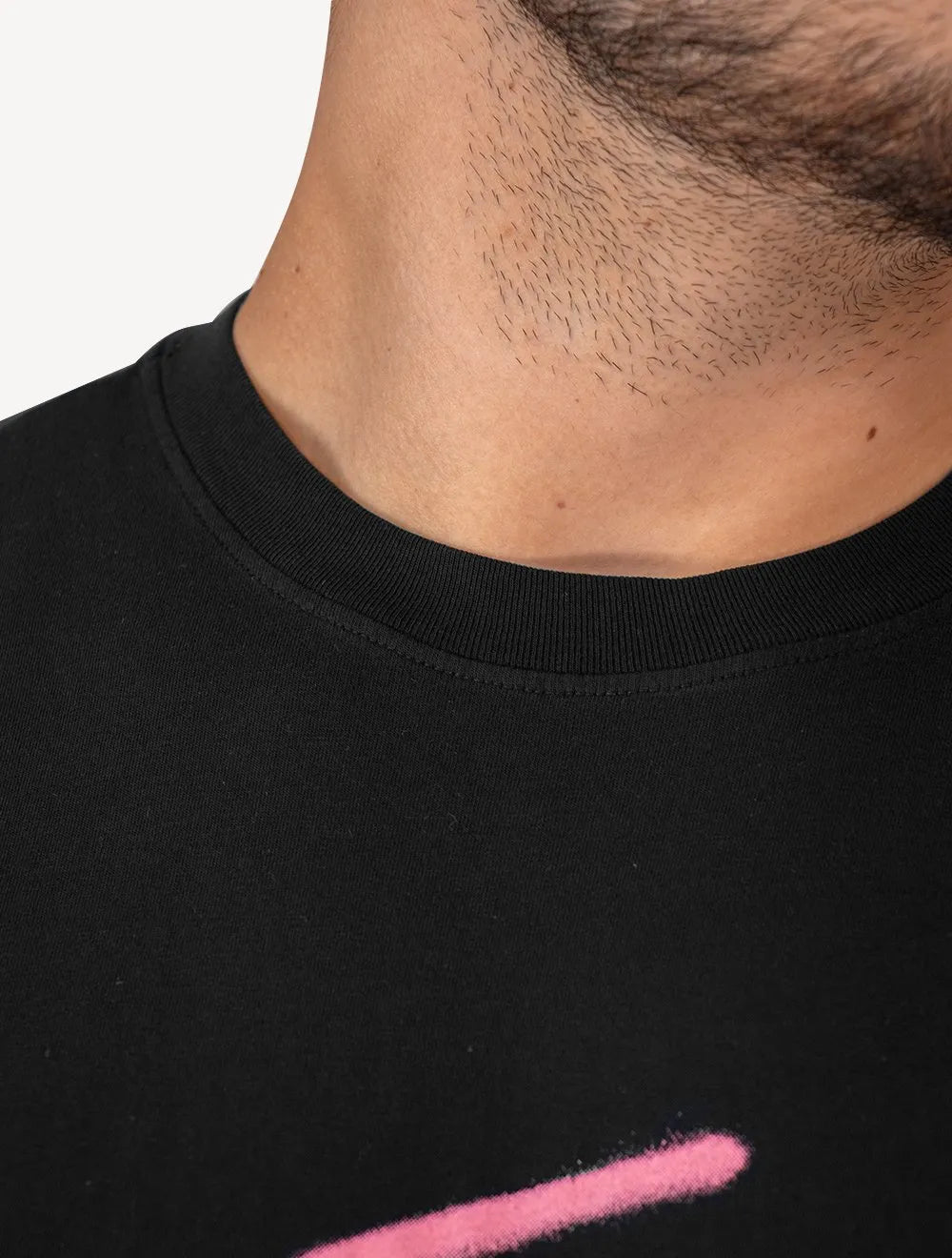Camiseta Tommy Jeans Masculina Regular Spray Pop Logo Preta