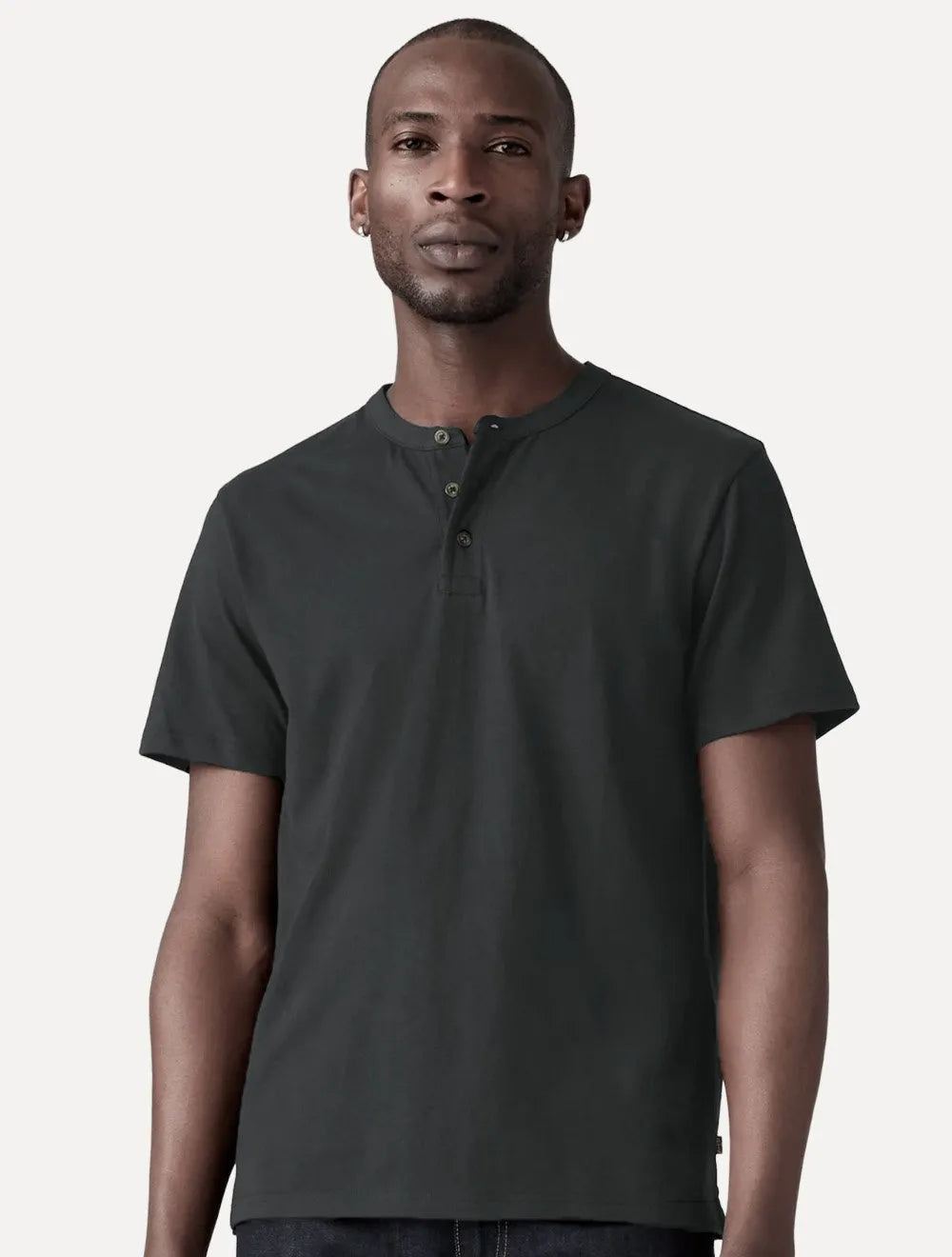 Camiseta Levis Masculina Relaxed Henley Botão Preta