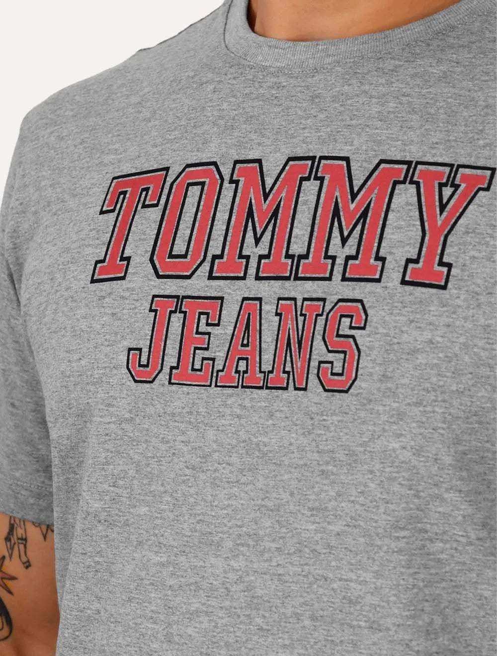 Camiseta Tommy Jeans Regular College Print Cinza Mescla