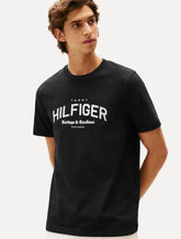 Camiseta Tommy Hilfiger Masculina Regular Logo Arch Preta