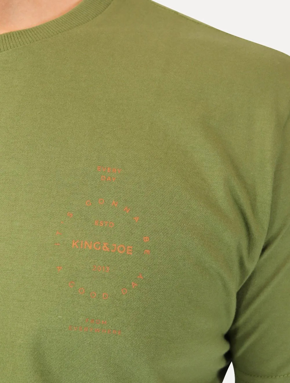 Camiseta King & Joe Masculina Good Day Logo Peito Verde Oliva