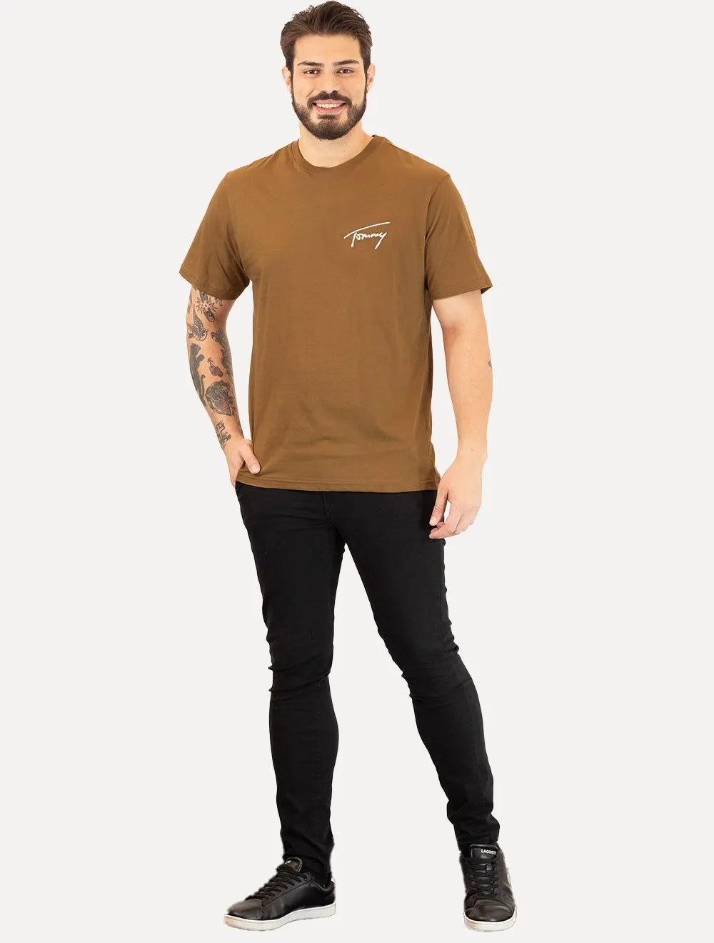 Camiseta Tommy Jeans Masculina Embroidered Signature Marrom