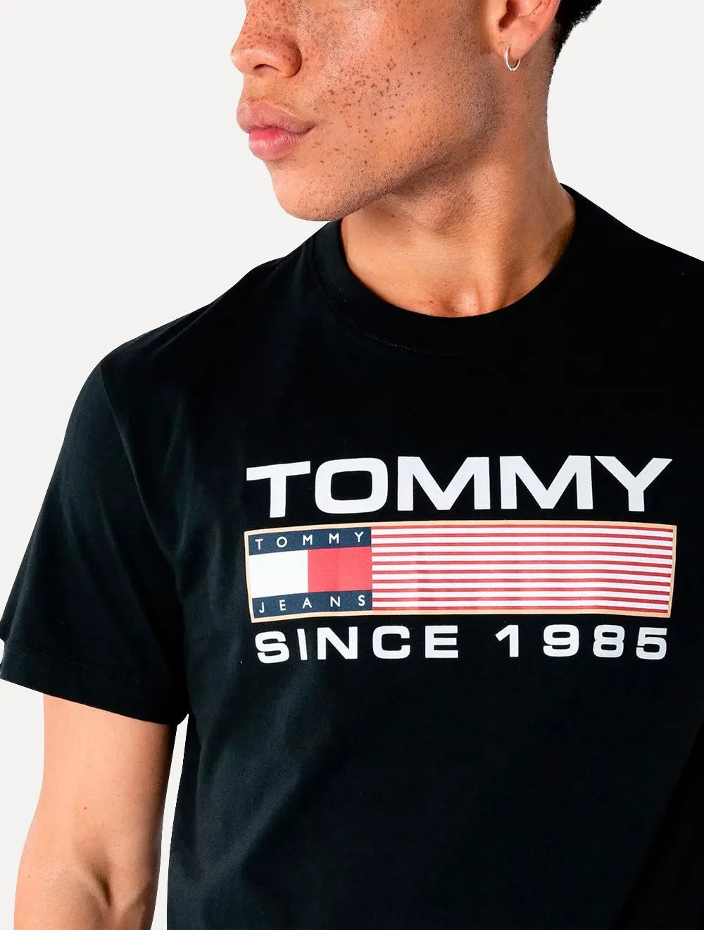 Camiseta Tommy Jeans Masculina Classic Athletic Twisted Logo Preta