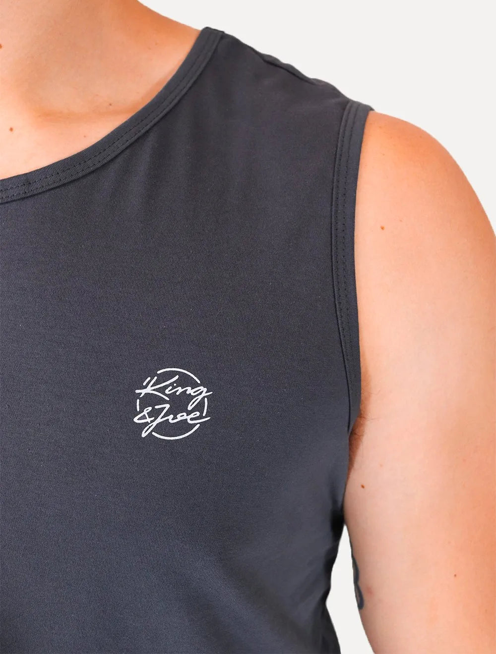 Regata King & Joe Masculina Logomania Circle Script Peito Chumbo
