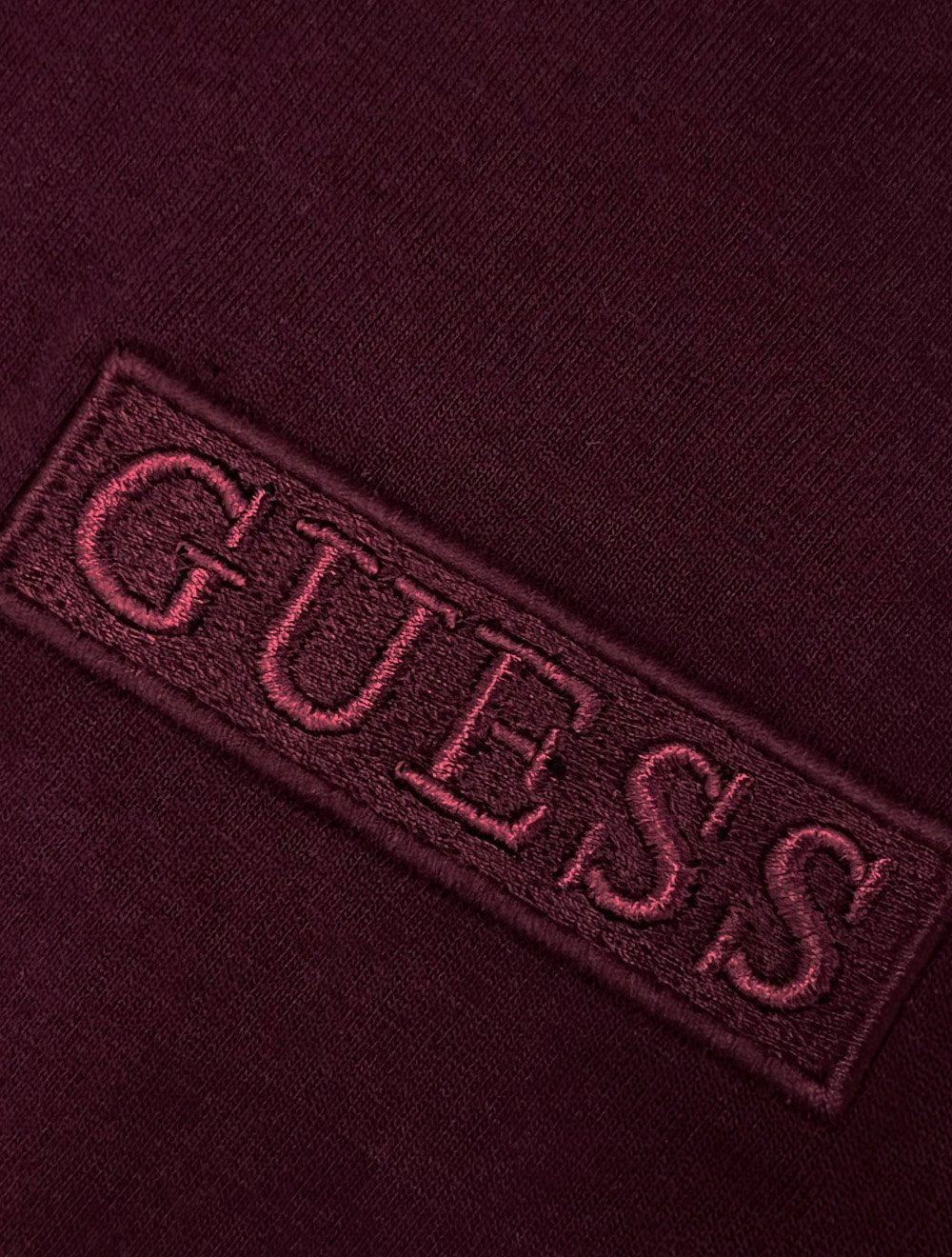 Camiseta Guess Feminina Patch Small Logo Vermelho Escuro