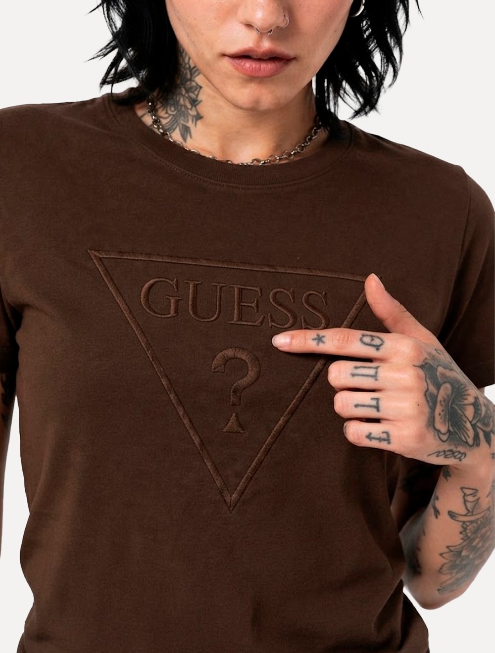 Camiseta Guess Feminina Bust Embroidery Logo Marrom Escuro