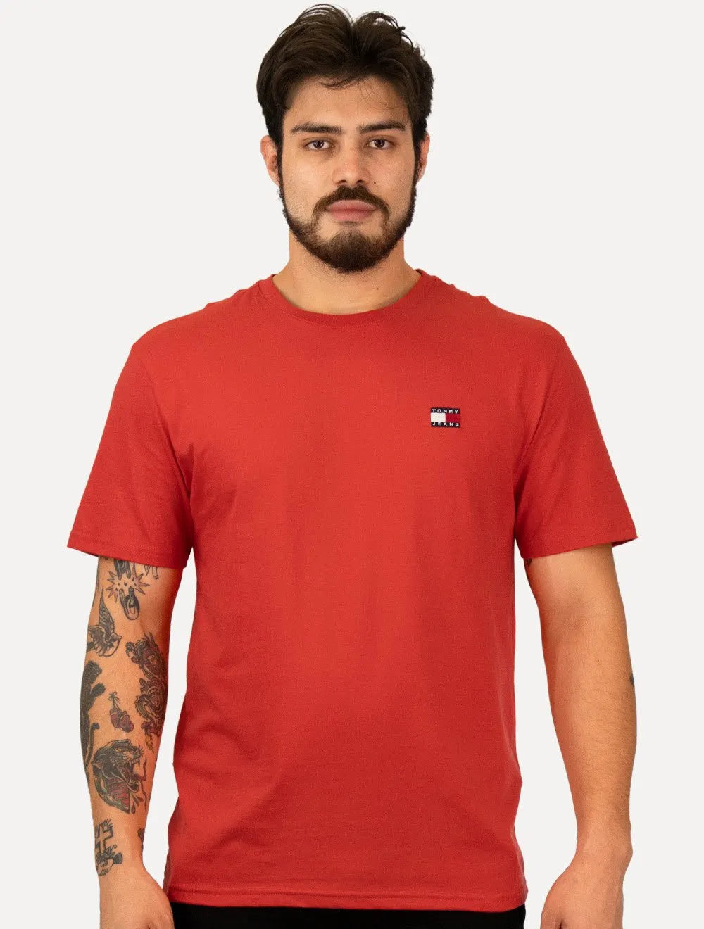 Camiseta Tommy Jeans Masculina Regular Med Flag Badge Vermelha