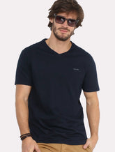 Camiseta Calvin Klein Masculina V-Neck Logo Flamê Azul Marinho
