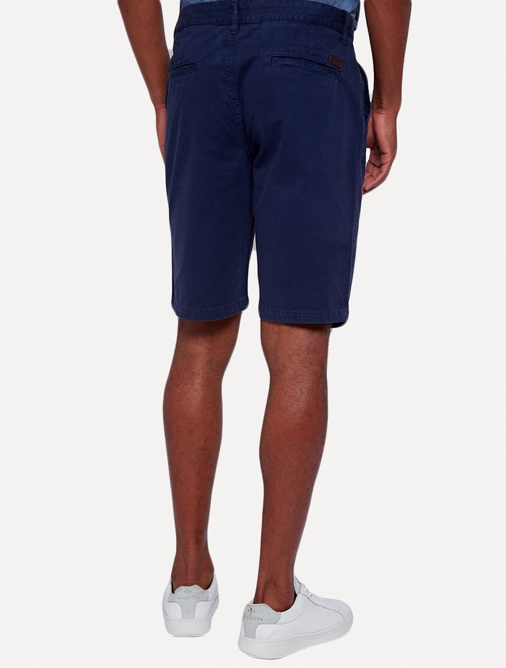 Bermuda Dudalina Masculina Sarja Chino Comfort Tinturada Azul Marinho