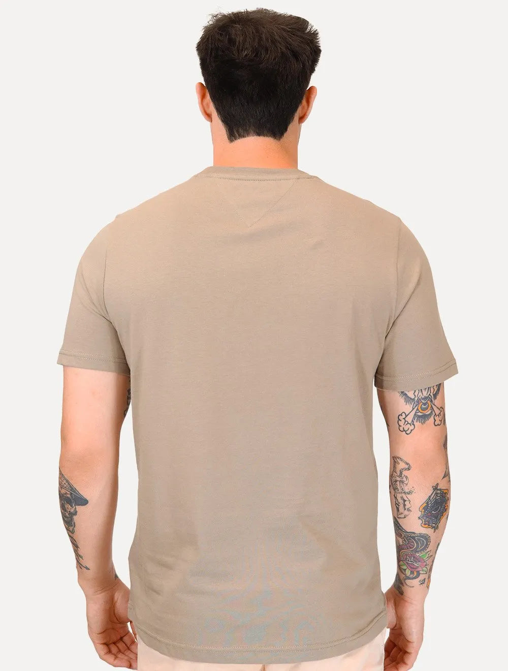 Camiseta Tommy Hilfiger Masculina Regular Logo Arch Marrom Claro