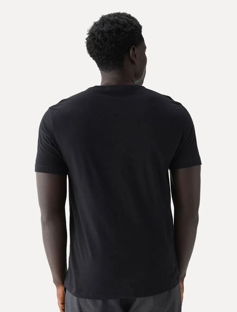 Camiseta Aramis Masculina Estampa Assinatura Peito Preta