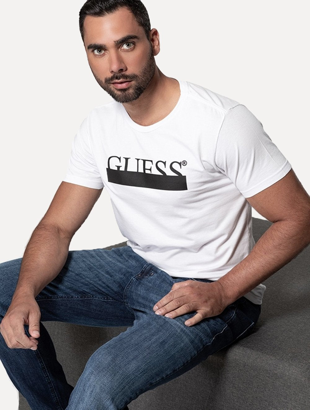 Camiseta Guess Masculina Rubber Logo Sash Branca