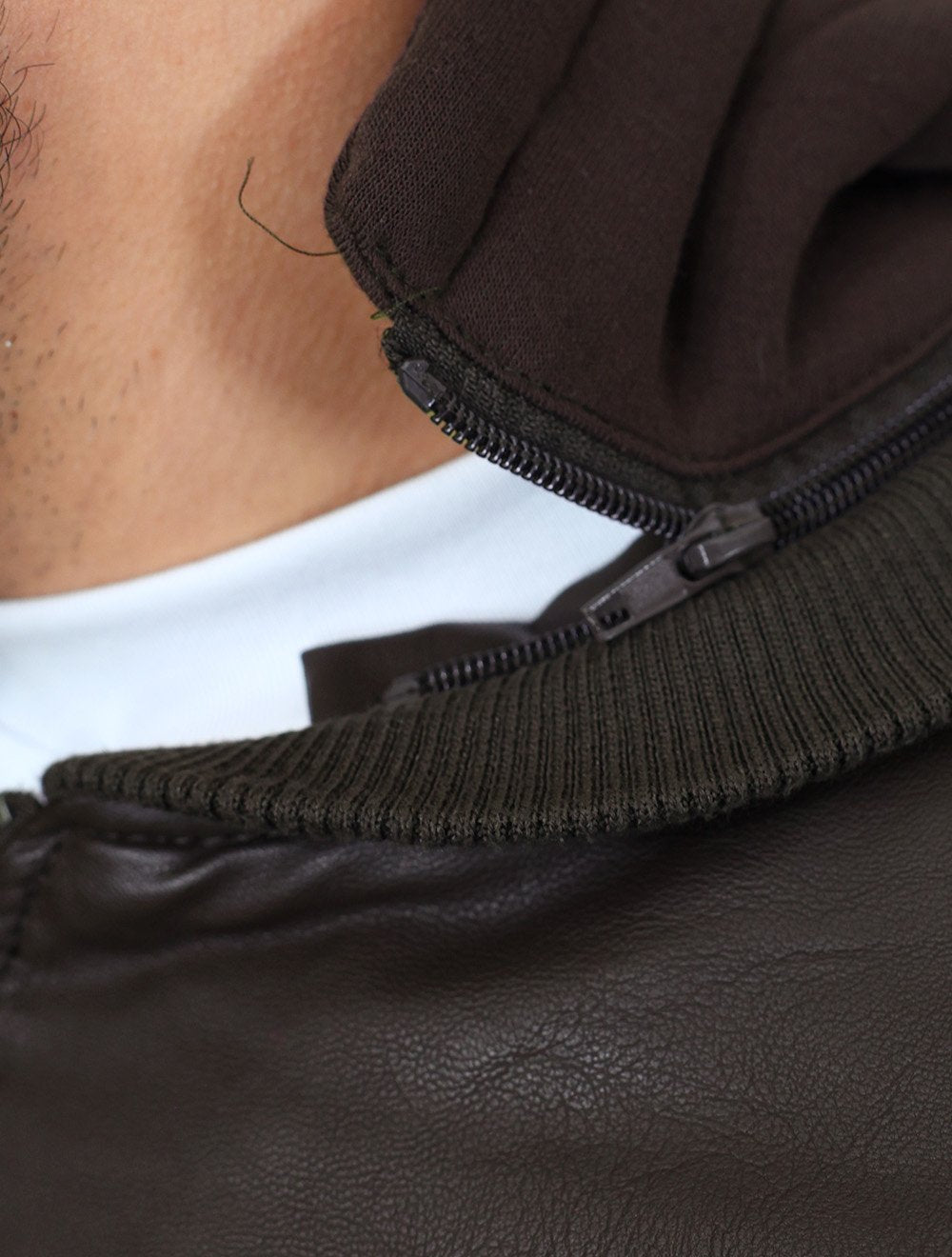 Jaqueta Dixen PU Bomber Capuz Zíper Frontal Marron