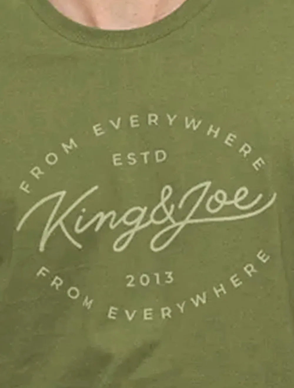 Camiseta King & Joe Masculina Signature Circle Estd 2013 Verde Oliva